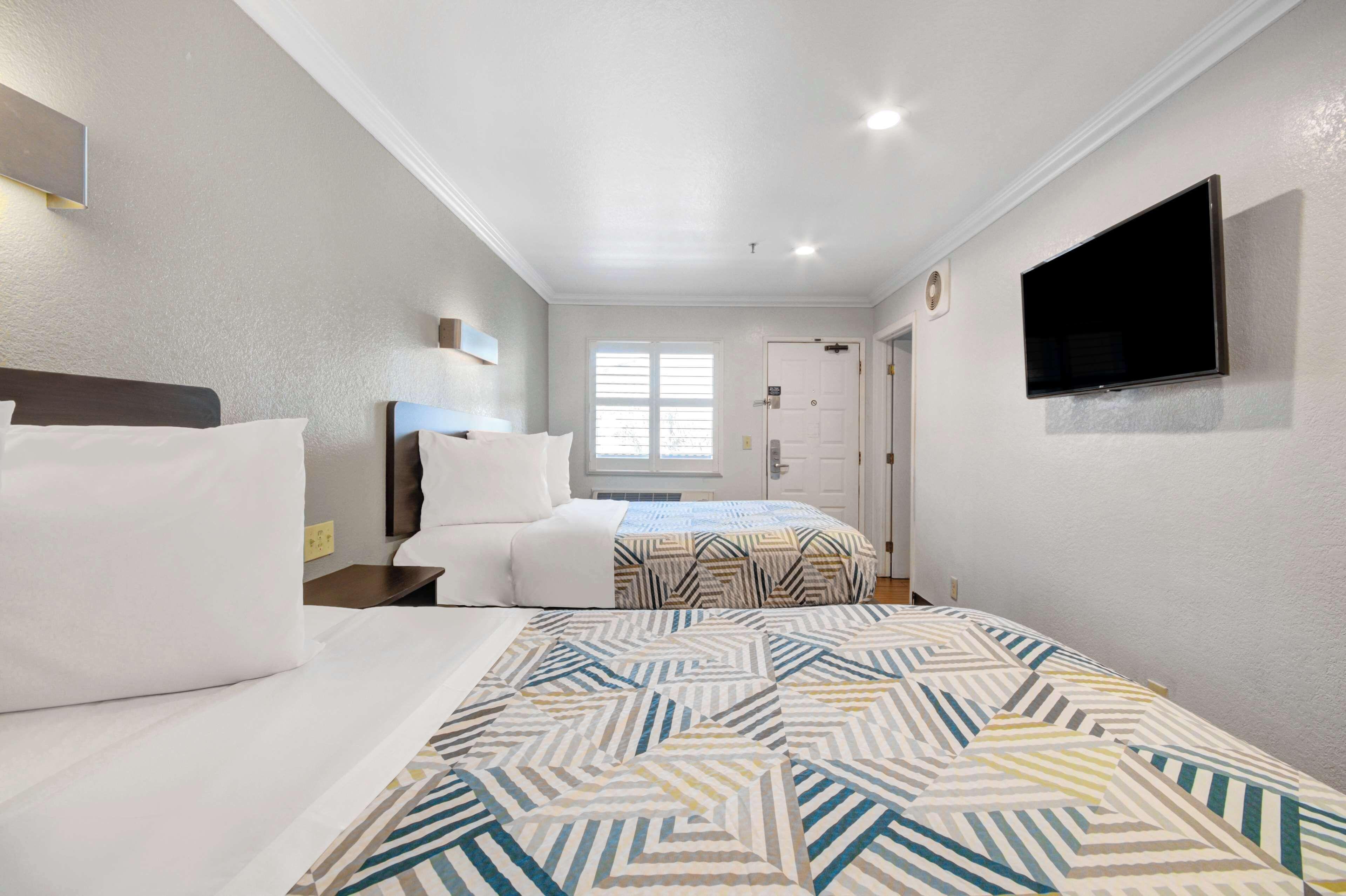 Queen Room Two Queen Beds Disability Access Non-Smoking